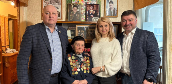 Михаил Шатилов вручил медаль 80-летия Победы 100-летней участнице Великой Отечественной войны Тамаре Федоровне Руновой