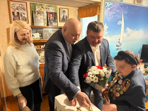 Михаил Шатилов вручил медаль 80-летия Победы 100-летней участнице Великой Отечественной войны Тамаре Федоровне Руновой