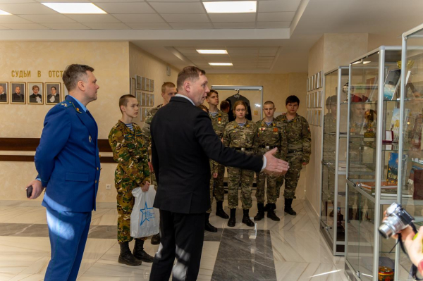 Сотрудники Генпрокуратуры провели экскурсию для воспитанников нижегородского Центра военно-патриотического воспитания имени Максима Настина Сотрудники Генпрокуратуры провели экскурсию для воспитанников нижегородского Центра военно-патриотического воспитания имени Максима Настина