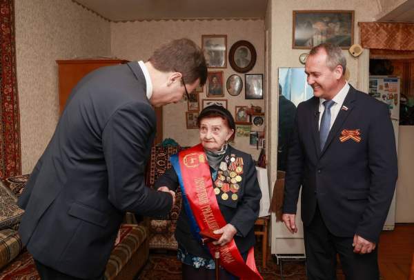 В Нижнем Новгороде начали вручать фронтовикам знаки «Почётный гражданин города» В Нижнем Новгороде начали вручать фронтовикам знаки «Почётный гражданин города»