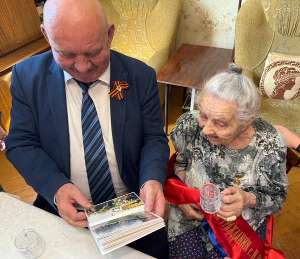 104-летней участнице Великой Отечественной войны Екатерине Максимовне Жустевой вручили знак «Почетный гражданин Нижнего Новгорода»