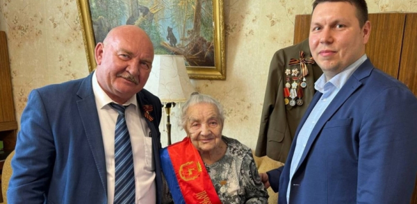 104-летней участнице Великой Отечественной войны Екатерине Максимовне Жустевой вручили знак «Почетный гражданин Нижнего Новгорода»