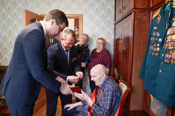 В Нижнем Новгороде начали вручать фронтовикам знаки «Почётный гражданин города» В Нижнем Новгороде начали вручать фронтовикам знаки «Почётный гражданин города»