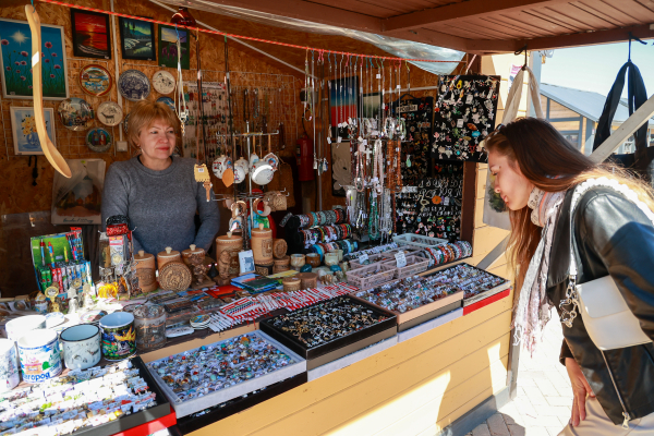 Ярмарка изделий мастеров народных художественных промыслов и декоративно-прикладного искусства «Секреты мастеров-2025» открылась на Нижне-Волжской