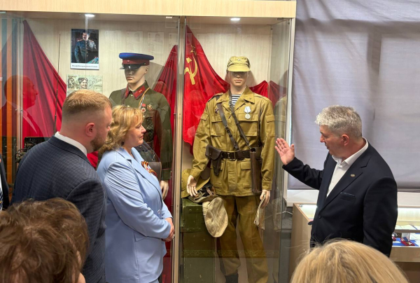 Китель Героя Советского Союза, винтовка Мосина образца 1893 года представлены в зале воинской славы, открытом в школе №41 Китель Героя Советского Союза, винтовка Мосина образца 1893 года представлены в зале воинской славы, открытом в школе №41