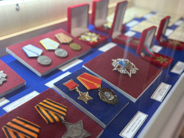 Китель Героя Советского Союза, винтовка Мосина образца 1893 года представлены в зале воинской славы, открытом в школе №41 Китель Героя Советского Союза, винтовка Мосина образца 1893 года представлены в зале воинской славы, открытом в школе №41
