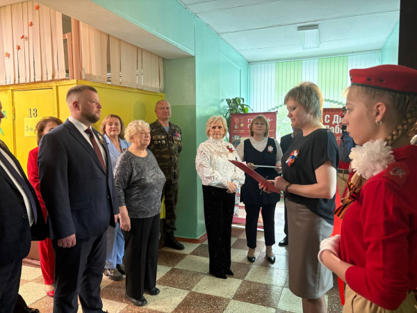 Китель Героя Советского Союза, винтовка Мосина образца 1893 года представлены в зале воинской славы, открытом в школе №41 Китель Героя Советского Союза, винтовка Мосина образца 1893 года представлены в зале воинской славы, открытом в школе №41