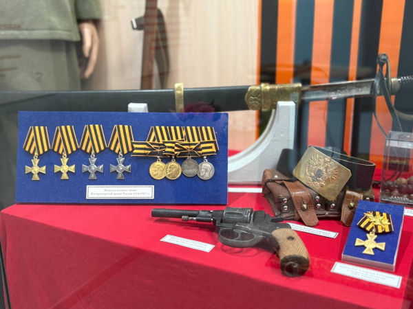 Китель Героя Советского Союза, винтовка Мосина образца 1893 года представлены в зале воинской славы, открытом в школе №41 Китель Героя Советского Союза, винтовка Мосина образца 1893 года представлены в зале воинской славы, открытом в школе №41