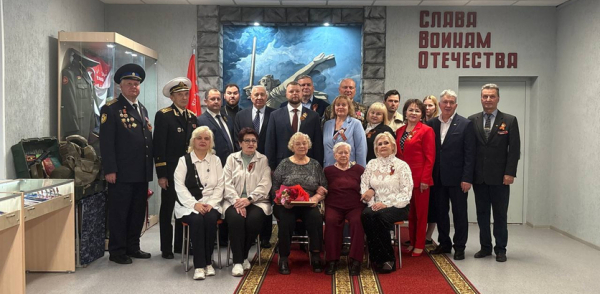 Китель Героя Советского Союза, винтовка Мосина образца 1893 года представлены в зале воинской славы, открытом в школе №41 Китель Героя Советского Союза, винтовка Мосина образца 1893 года представлены в зале воинской славы, открытом в школе №41