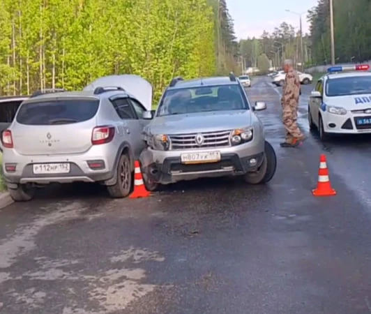 Две легковушки столкнулись с Сарове: водителю одного из автомобилей стало плохо за рулем