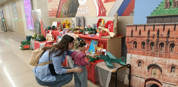 Состав с фотографиями ветеранов Великой Отечественной войны начал курсировать в Нижегородском метро Состав с фотографиями ветеранов Великой Отечественной войны начал курсировать в Нижегородском метро