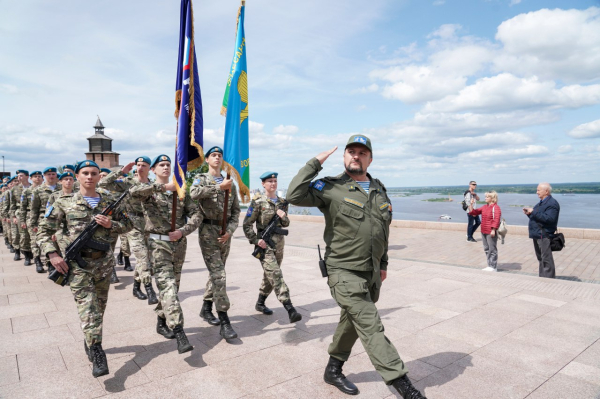 Воспитанникам первой смены военно-патриотического лагеря «Хочу стать десантником» торжественно вручили свидетельства парашютистов Воспитанникам первой смены военно-патриотического лагеря «Хочу стать десантником» торжественно вручили свидетельства парашютистов