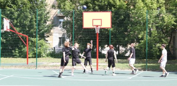 Две многофункциональные спортивные площадки при школе №66 и гимназии №67 появились по проекту «Вам решать!» в Московском районе