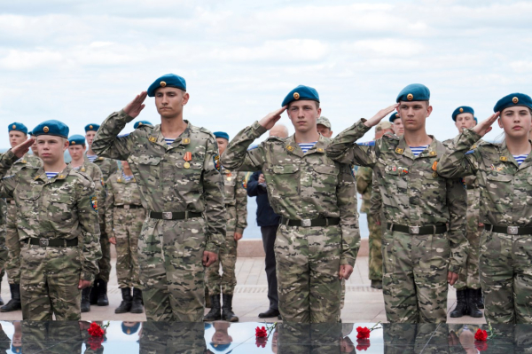 Воспитанникам первой смены военно-патриотического лагеря «Хочу стать десантником» торжественно вручили свидетельства парашютистов Воспитанникам первой смены военно-патриотического лагеря «Хочу стать десантником» торжественно вручили свидетельства парашютистов
