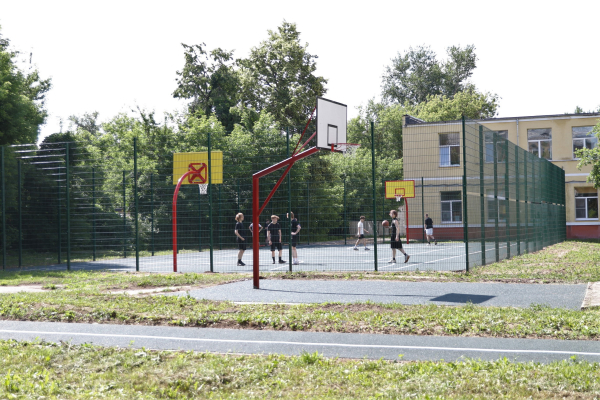 Две многофункциональные спортивные площадки при школе №66 и гимназии №67 появились по проекту «Вам решать!» в Московском районе