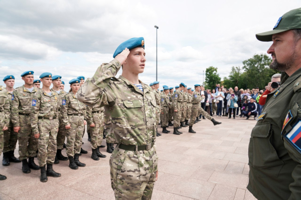 Воспитанникам первой смены военно-патриотического лагеря «Хочу стать десантником» торжественно вручили свидетельства парашютистов Воспитанникам первой смены военно-патриотического лагеря «Хочу стать десантником» торжественно вручили свидетельства парашютистов