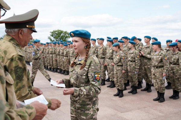 Воспитанникам первой смены военно-патриотического лагеря «Хочу стать десантником» торжественно вручили свидетельства парашютистов Воспитанникам первой смены военно-патриотического лагеря «Хочу стать десантником» торжественно вручили свидетельства парашютистов