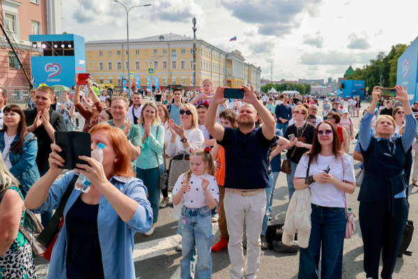 Глава Нижнего Новгорода Юрий Шалабаев вручил паспорта юным нижегородцам на площади Минина и Пожарского Глава Нижнего Новгорода Юрий Шалабаев вручил паспорта юным нижегородцам на площади Минина и Пожарского