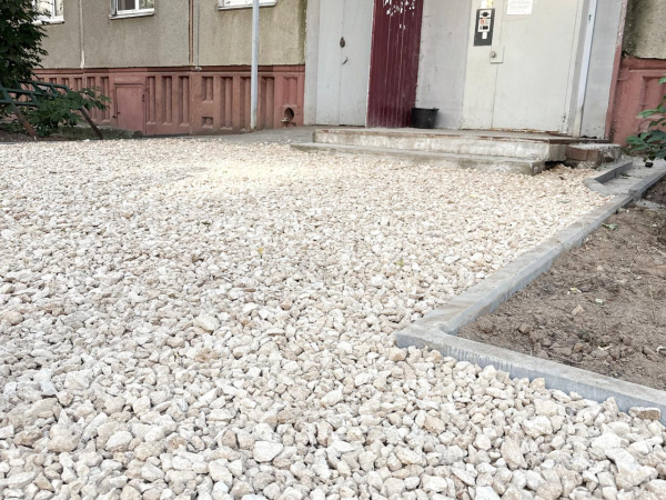 Глава Канавинского района Артём Иванов проверил ход работ по благоустройству двора на улице Волжской набережной