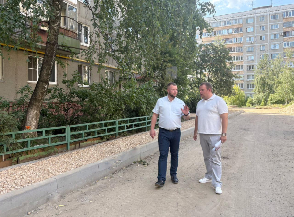 Глава Канавинского района Артём Иванов проверил ход работ по благоустройству двора на улице Волжской набережной