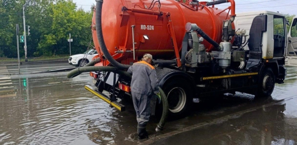 Дорожные службы в круглосуточном режиме устраняют последствия залпового ливня, пришедшего в Нижний Новгород из столицы