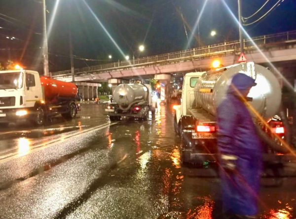 Дорожные службы в круглосуточном режиме устраняют последствия залпового ливня, пришедшего в Нижний Новгород из столицы