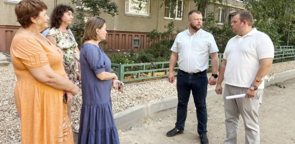 Глава Канавинского района Артём Иванов проверил ход работ по благоустройству двора на улице Волжской набережной