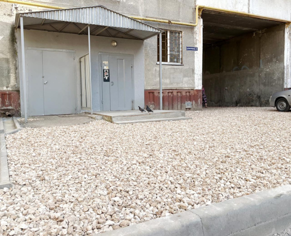 Глава Канавинского района Артём Иванов проверил ход работ по благоустройству двора на улице Волжской набережной