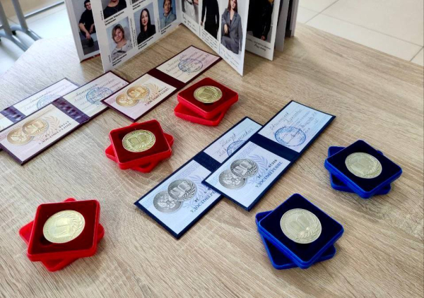 730 нижегородских выпускников окончили школу на «отлично», «стобалльниками» по результатам ЕГЭ стали больше 60 человек, 200-балльниками трое 730 нижегородских выпускников окончили школу на «отлично», «стобалльниками» по результатам ЕГЭ стали больше 60 человек, 200-балльниками трое