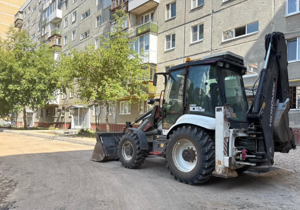 Глава Канавинского района Артём Иванов проверил ход работ по благоустройству двора на улице Волжской набережной