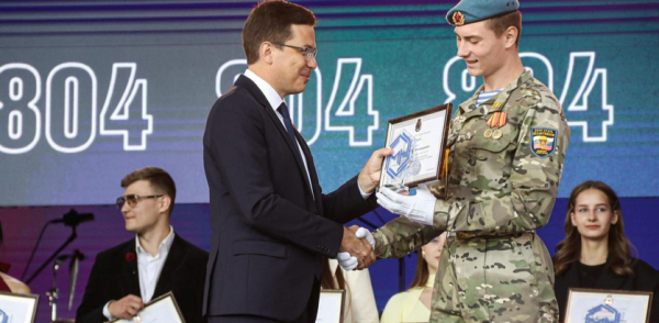 Юрий Шалабаев вручил именные стипендии главы города Нижнего Новгорода лучшим студентам на площади Минина и Пожарского   