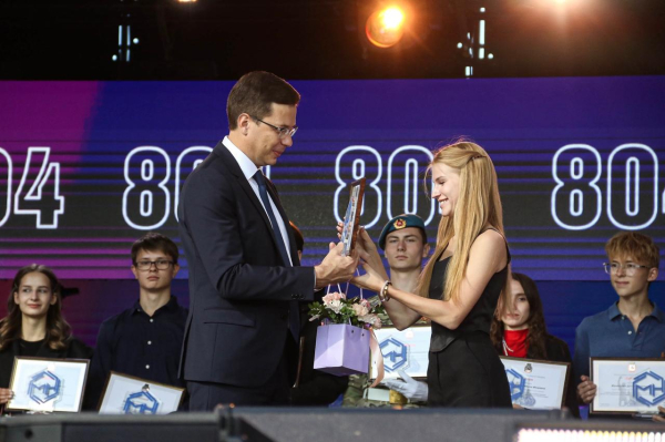 Юрий Шалабаев вручил именные стипендии главы города Нижнего Новгорода лучшим студентам на площади Минина и Пожарского   