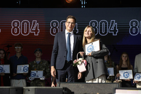 Юрий Шалабаев вручил именные стипендии главы города Нижнего Новгорода лучшим студентам на площади Минина и Пожарского   