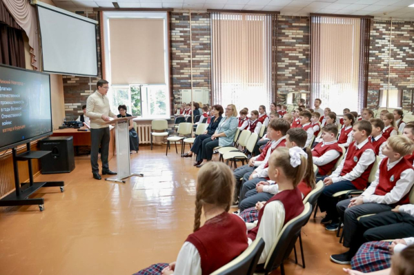 Юрий Шалабаев провел открытый урок истории для пятиклассников школы №126, которую закончил сам Юрий Шалабаев провел открытый урок истории для пятиклассников школы №126, которую закончил сам
