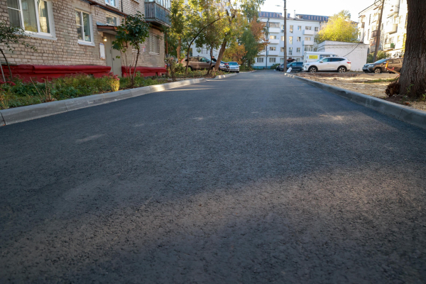 Дворовые проезды, тротуары и парковки отремонтировали на улице Июльских Дней по обращениям нижегородцев