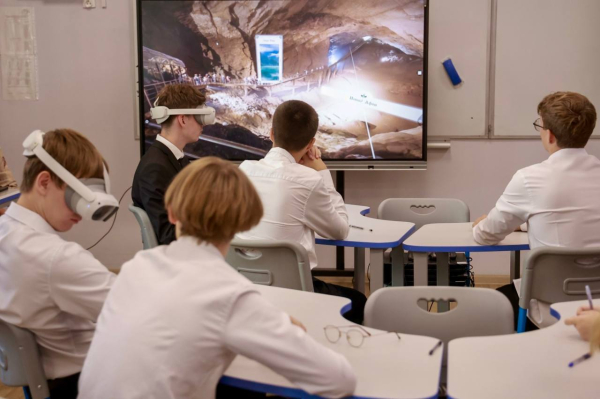 Связь сквозь расстояние: VR-экскурсии в школах соединили учащихся Нижнего Новгорода и Сухума Связь сквозь расстояние: VR-экскурсии в школах соединили учащихся Нижнего Новгорода и Сухума