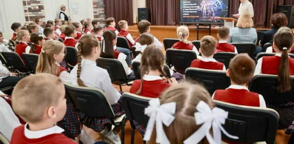 Юрий Шалабаев провел открытый урок истории для пятиклассников школы №126, которую закончил сам Юрий Шалабаев провел открытый урок истории для пятиклассников школы №126, которую закончил сам