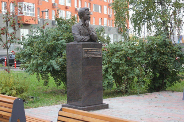 Памятник нижегородскому художнику Павлу Гусеву установили в сквере его имени, благоустроенном в 2025 году