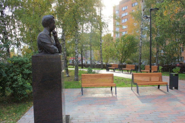 Памятник нижегородскому художнику Павлу Гусеву установили в сквере его имени, благоустроенном в 2025 году