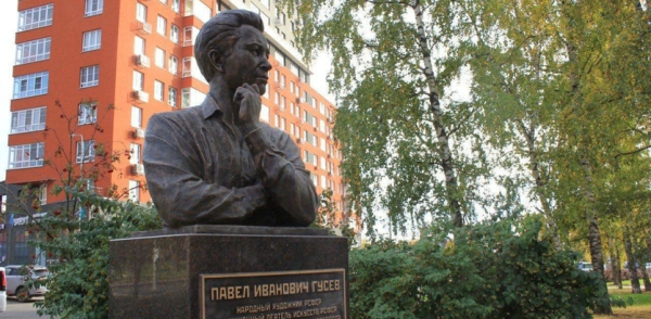 Памятник нижегородскому художнику Павлу Гусеву установили в сквере его имени, благоустроенном в 2025 году