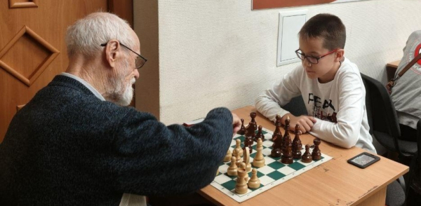 Школьники встретились в ветеранами спорта на шахматном турнире в Московском районе