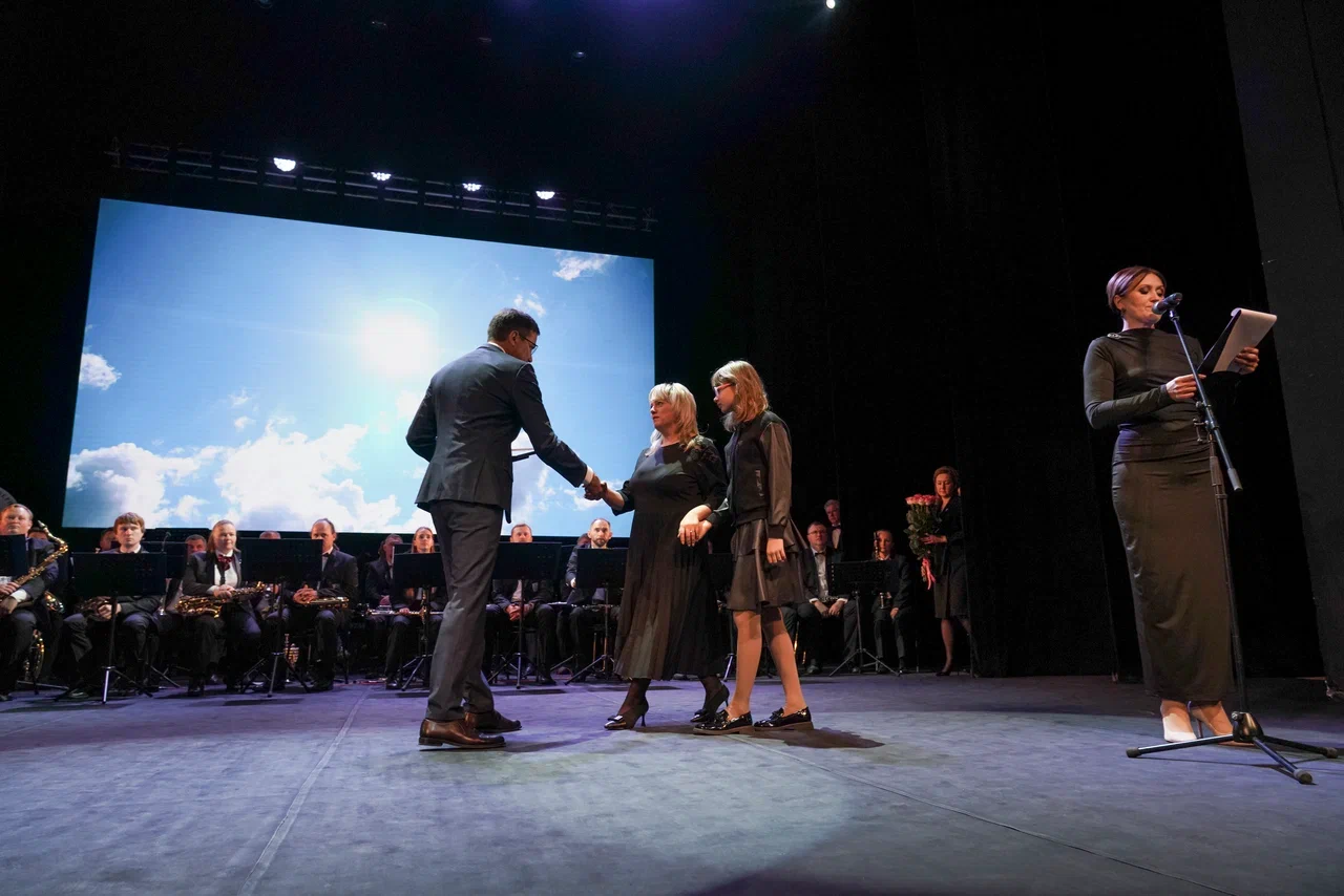 Глава города Юрий Шалабаев поздравил педагогов с  профессиональным праздником