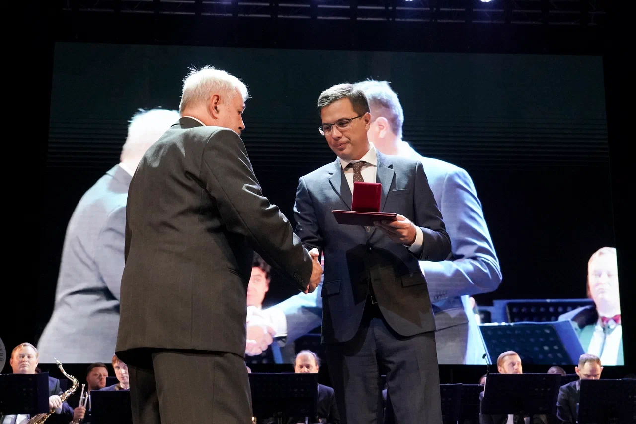 Глава города Юрий Шалабаев поздравил педагогов с  профессиональным праздником