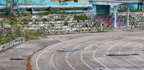 В целях обеспечения безопасности на территории признанного аварийным стадиона «Водник» установят дополнительные ограждения