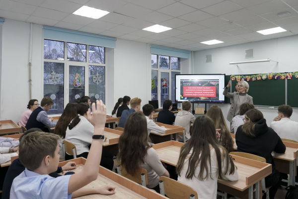 Сувениры главного новогоднего фестиваля «Горьковская Ёлка» и приглашения в музей Максима Горького получили ученики школы №175 на уроке «Разговоры о важном» Сувениры главного новогоднего фестиваля «Горьковская Ёлка» и приглашения в музей Максима Горького получили ученики школы №175 на уроке «Разговоры о важном»