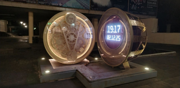 Часы у театра юного зрителя, установленные в Нижнем Новгороде в год 800-летия, запущены после ремонта Часы у театра юного зрителя, установленные в Нижнем Новгороде в год 800-летия, запущены после ремонта