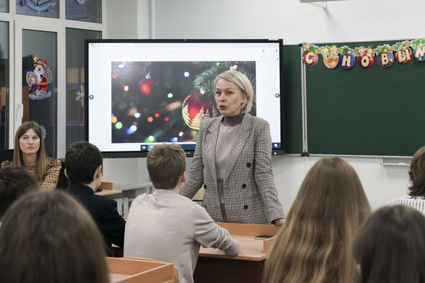 Сувениры главного новогоднего фестиваля «Горьковская Ёлка» и приглашения в музей Максима Горького получили ученики школы №175 на уроке «Разговоры о важном» Сувениры главного новогоднего фестиваля «Горьковская Ёлка» и приглашения в музей Максима Горького получили ученики школы №175 на уроке «Разговоры о важном»