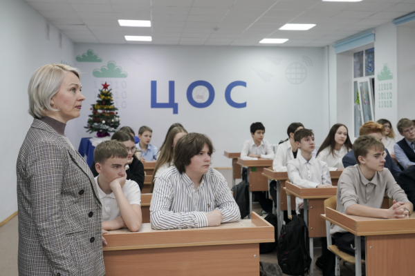 Сувениры главного новогоднего фестиваля «Горьковская Ёлка» и приглашения в музей Максима Горького получили ученики школы №175 на уроке «Разговоры о важном» Сувениры главного новогоднего фестиваля «Горьковская Ёлка» и приглашения в музей Максима Горького получили ученики школы №175 на уроке «Разговоры о важном»