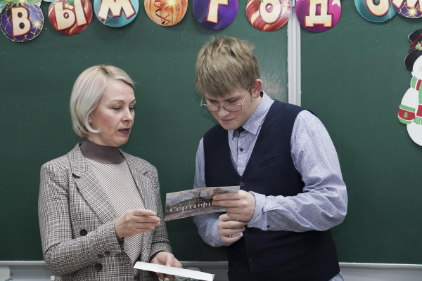 Сувениры главного новогоднего фестиваля «Горьковская Ёлка» и приглашения в музей Максима Горького получили ученики школы №175 на уроке «Разговоры о важном» Сувениры главного новогоднего фестиваля «Горьковская Ёлка» и приглашения в музей Максима Горького получили ученики школы №175 на уроке «Разговоры о важном»