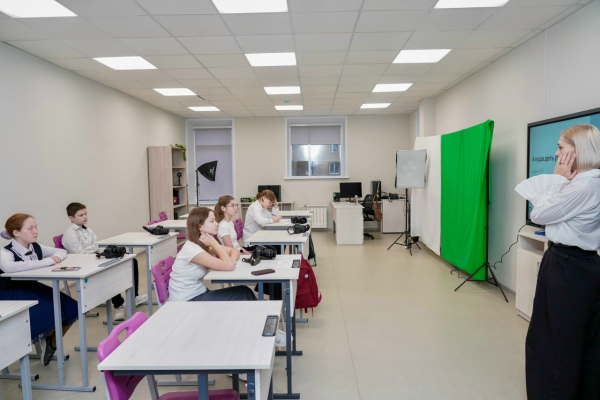 Глава города Юрий Шалабаев посетил новый филиал ДДТ имени В.П. Чкалова, принявший после своего открытия 1 100 воспитанников